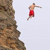 November 2013  Justin Bieber ist mutig und springt im Urlaub auf Hawaii von einer Klippe.
