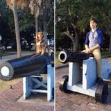November 2013  Justin Long ist zu Scherzen aufgelegt und posiert mit dem Hund von Amanda Seyfried auf einer Kanone.
