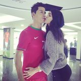 Dezember 2013  Model Irina Shayk knutscht beim Besuch des "CR7"-Museums in Portugal die Wachsfigur ihres Freundes Cristiano Ronaldo.