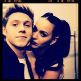 November 2013  Tourspaß in Tokio: Die Jungs von "One Direction" und Katy Perry verstehen sich blendend. Niall Horan soll der Sängerin einen Antrag gemacht haben und mit diesem Bild beweist er: "Sie hat Ja gesagt".
