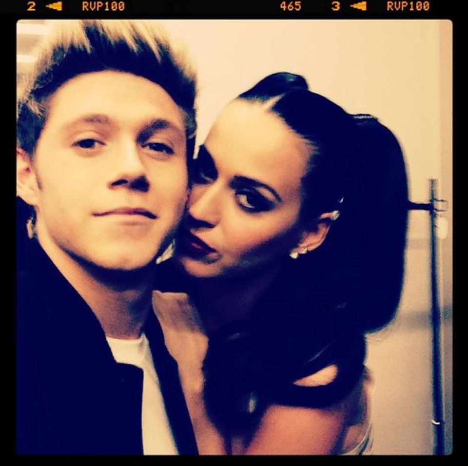 November 2013 Tourspaß in Tokio: Die Jungs von "One Direction" und Katy Perry verstehen sich blendend. Niall Horan soll der Sängerin einen Antrag gemacht haben und mit diesem Bild beweist er: "Sie hat Ja gesagt". November 2013 Tourspaß in Tokio: Die Jungs von "One Direction" und Katy Perry verstehen sich blendend. Niall Horan soll der Sängerin einen Antrag gemacht haben und mit diesem Bild beweist er: "Sie hat Ja gesagt".