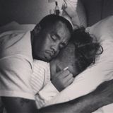 Oktober 2013  P. Diddys Freundin Cassie findet ihren Partner, der auf ihr eingeschlafen ist , ziemlich schwer.