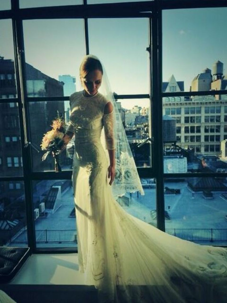 Oktober 2013  Christina Ricci heiratet ihren Partner James Heerdegen in New York und zeigt ihren Fans auf Twitter, wie sie vor den Altar tritt.