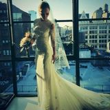Oktober 2013  Christina Ricci heiratet ihren Partner James Heerdegen in New York und zeigt ihren Fans auf Twitter, wie sie vor den Altar tritt.