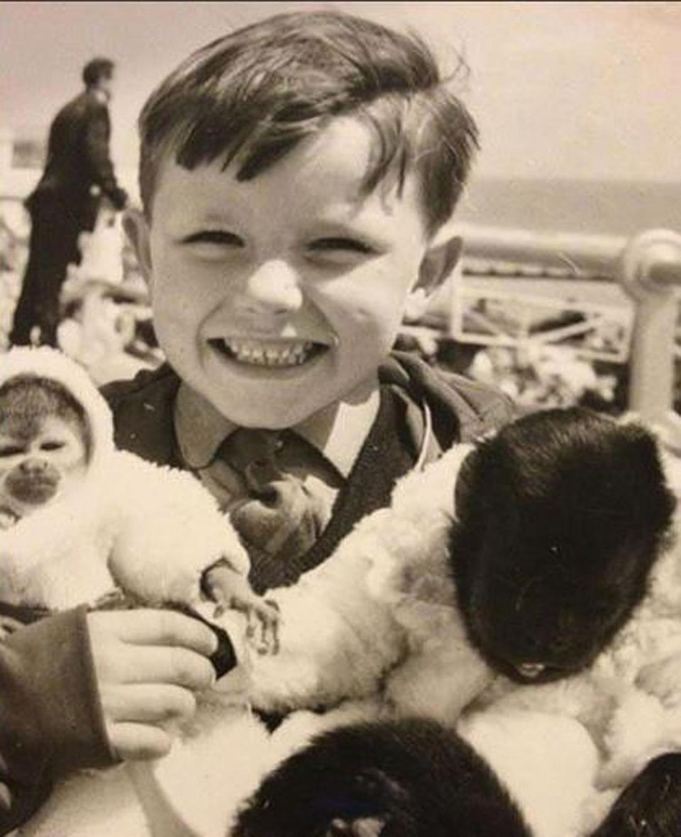 Ricky Gervais bedankt sich bei seinen Fans für Glückwünsche zum Geburtstag mit diesem Foto, das den kleinen Ricky mit zwei Affen im Arm zeigt. "Ich hatte einen großartigen Tag. Mein bester Geburtstag seit diesem hier." Ricky Gervais bedankt sich bei seinen Fans für Glückwünsche zum Geburtstag mit diesem Foto, das den kleinen Ricky mit zwei Affen im Arm zeigt. "Ich hatte einen großartigen Tag. Mein bester Geburtstag seit diesem hier."