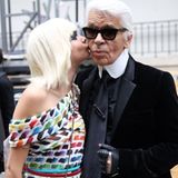 Oktober 2013  Cara Delevingne zeigt auf Twitter dieses Bild von sich und Karl Lagerfeld und schreibt dazu "liebe dich".