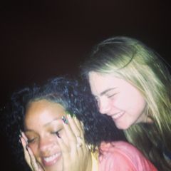 Dezember 2013  Cara Delevigne macht gerade Urlaub in Rihannas Heimat Barbados - beide treffen sich nachts am Strand zum "Crab Hunting" und teilen ihren Spaß auf Instagram.