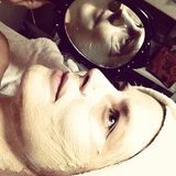 Dezember 2013  Heidi Klum postet am 2. Weihnachtstag ein Foto von sich mit Gesichtsmaske: "Facial time ;)"