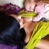 Oktober 2013  Hilaria Baldwin entspannt sich in einer Shootingpause mit ihrer drei Wochen alten Tochter Carmen.