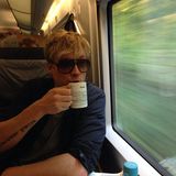 Oktober 2013  Der finnische "The Voice of Germany"-Juror Samu Haber entspannt sich bei einem Kaffee während der Bahnfahrt von Hamburg nach Berlin.