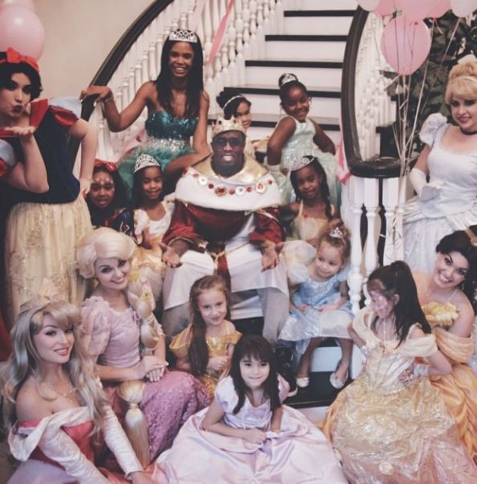 Dezember 2013  Der Traum aller Mädchen: Der Rapper Sean Combs alias P. Diddy schmeißt zum siebten Geburtstag seiner Zwillinge Jessie und D'Lila eine Prinzessinnen-Kostümparty.