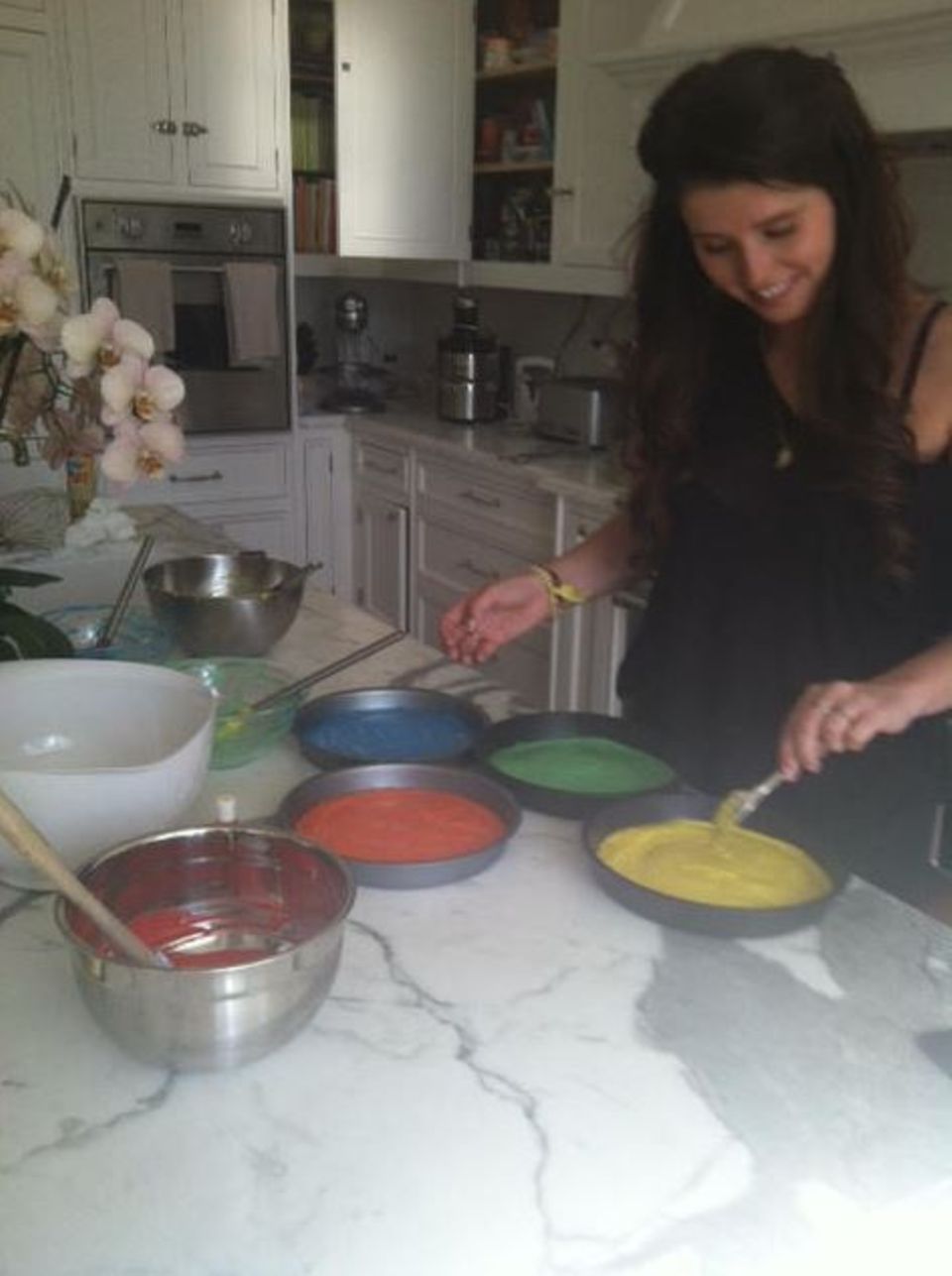 Maria Shriver twittert ein Bild von Tochter Katherine, die einen Regenbogenkuchen backt. Maria Shriver twittert ein Bild von Tochter Katherine, die einen Regenbogenkuchen backt.