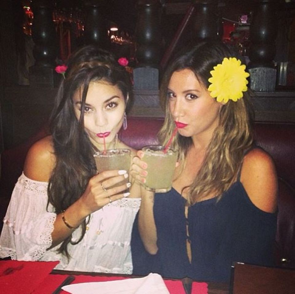 Vanessa Hudgens und Ashley Tisdale feiern den "Cinco de Mayo", ein mexikanischer Feiertag, und stoßen mit Cocktails an. Vanessa Hudgens und Ashley Tisdale feiern den "Cinco de Mayo", ein mexikanischer Feiertag, und stoßen mit Cocktails an.