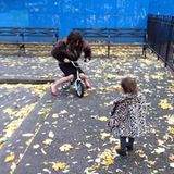 November 2013  Ex-"Vogue"-Chefin Carine Roitfeld beschreibt auf Twitter ihren "perfekten Tag" - mit der Enkelin im Hinterhof Tretroller fahren.
