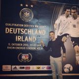 Oktober 2013  Lukas Podolski twittert vor dem letzten WM-Qualifikationsspiel der deutsche Nationalmannschaft aus dem ehemals heimischen Stadion in Köln.