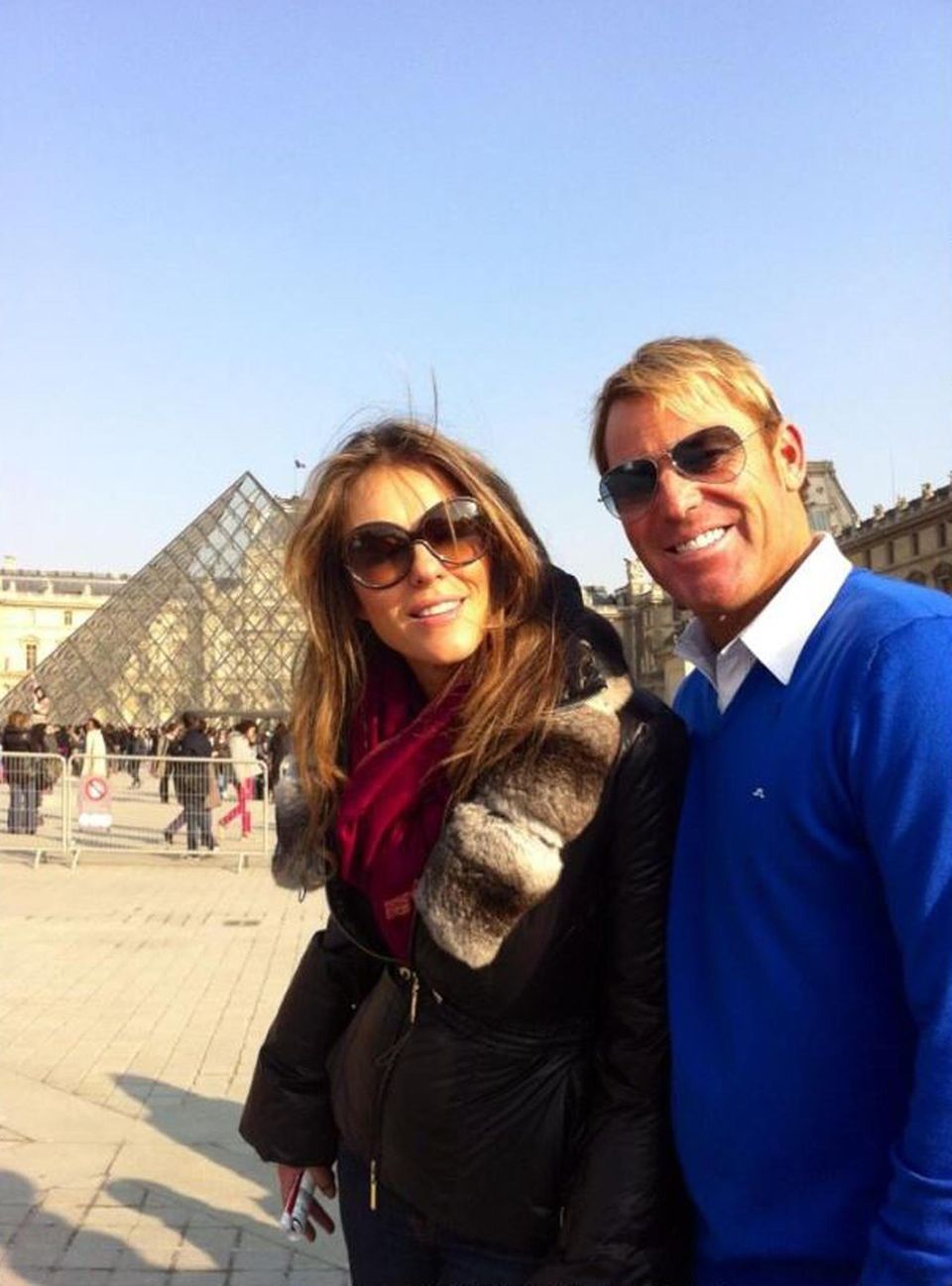 Liz Hurley ist mit ihrem Verlobten Shane Warne im Osterurlaub in Paris. Die Sehenswürdigkeiten, wie den Louvre, teilt sie auch mit den Fans. Liz Hurley ist mit ihrem Verlobten Shane Warne im Osterurlaub in Paris. Die Sehenswürdigkeiten, wie den Louvre, teilt sie auch mit den Fans.