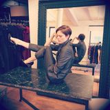Dezember 2013  Coco Rocha demonstriert ihren Followern über Twitter wie man als Model die Pausen am Set verbringt.