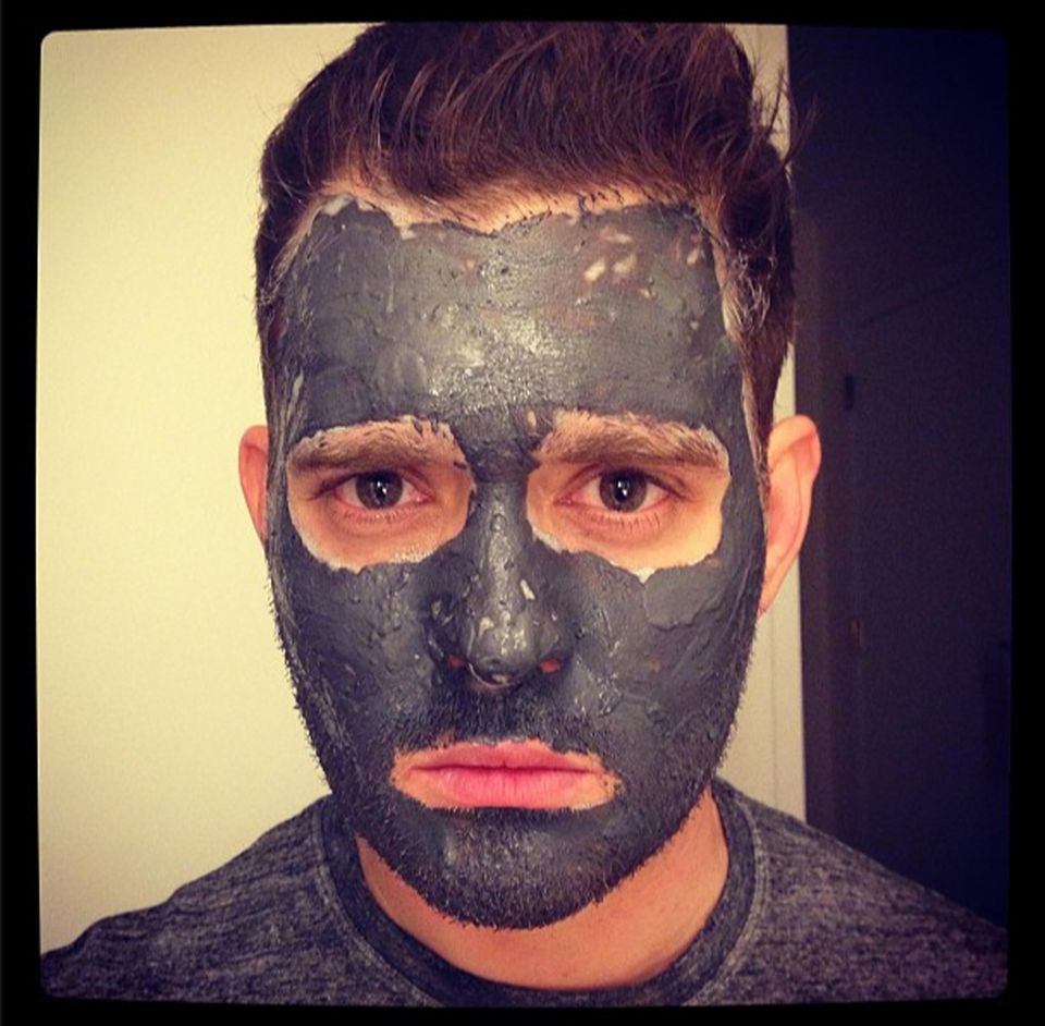 Von der argentinischen Schauspielerin Luisana Lopilato hat Michael Bublé eine Schlammmaske bekommen. Ihn freut das scheinbar nicht so sehr, sie twittert jedoch ein Foto davon. Von der argentinischen Schauspielerin Luisana Lopilato hat Michael Bublé eine Schlammmaske bekommen. Ihn freut das scheinbar nicht so sehr, sie twittert jedoch ein Foto davon.