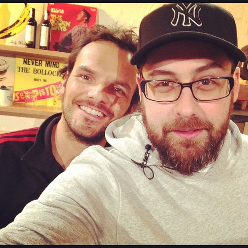 Sido schwingt mit Steffen Henssler den Kochlöffel. Sido schwingt mit Steffen Henssler den Kochlöffel.
