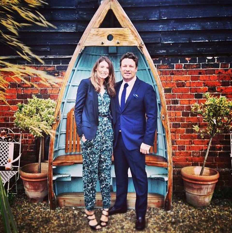 September 2013 Jamie Oliver und seine Frau Jools feiern auf der Hochzeit eines guten Freundes. "Gute Drinks, viel Lachen, ein paar Tränen und super Essen", twittert der Starkoch. September 2013 Jamie Oliver und seine Frau Jools feiern auf der Hochzeit eines guten Freundes. "Gute Drinks, viel Lachen, ein paar Tränen und super Essen", twittert der Starkoch.