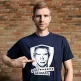 November 2013  Nationalspieler Per Mertesacker präsentiert auf Twitter stolz ein eigens für ihn angefertigtes T-Shirt. In seinem Verein "FC Arsenal" wird der knapp zwei Meter große deutsche Abwehrchef liebevoll als "Big F****** German" besungen.