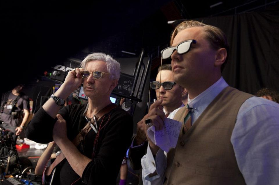 Leonardo DiCaprio schaut sich mit Co-Star Tobey Maguire und Regisseur Baz Luhrmann schon mal erste Szenen aus dem Film "The Great Gatsby" an - natürlich mit passender 3D-Brille. Leonardo DiCaprio schaut sich mit Co-Star Tobey Maguire und Regisseur Baz Luhrmann schon mal erste Szenen aus dem Film "The Great Gatsby" an - natürlich mit passender 3D-Brille.