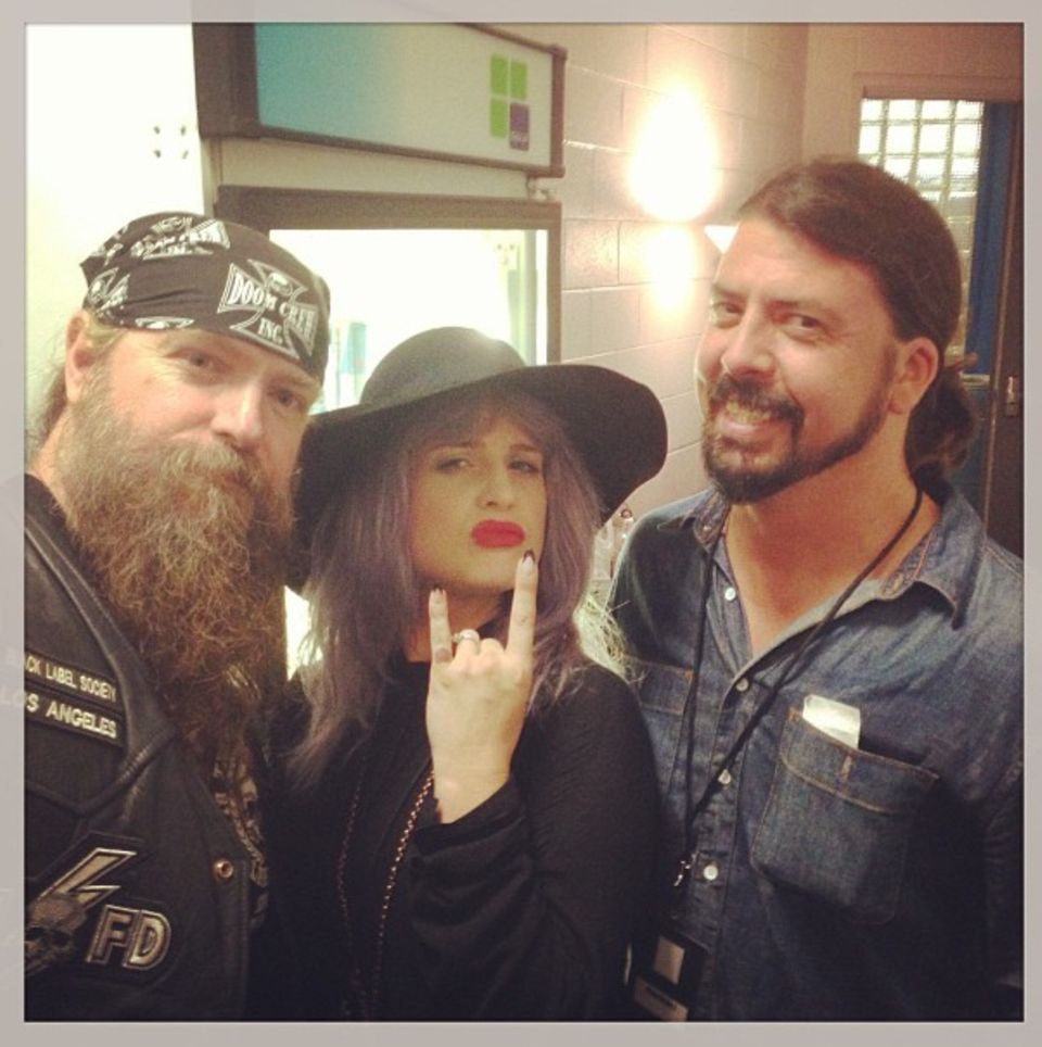 September 2013 Backstage beim "Black Sabbath"-Konzert in LA trifft Kelly Osbourne Dave Grohl und Ozzy Osbournes Gitarristen Zakk Wylde. September 2013 Backstage beim "Black Sabbath"-Konzert in LA trifft Kelly Osbourne Dave Grohl und Ozzy Osbournes Gitarristen Zakk Wylde.