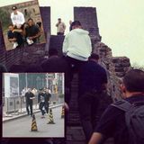 September 2013  Nachdem er auf dem Skateboard durch Peking gefahren ist, ist Justin Bieber offenbar so kaputt, dass er sich von seinen Bodyguards die Chinesische Mauer hochtragen lassen muss.