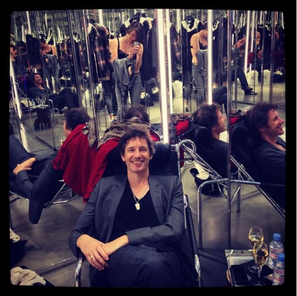 Oktober 2013  Milla Jovovich ist begeistert von der Umkleidekabine bei "Saint Laurent". "#ichundmeinmann #besteumkleidekabine #saintlaurent", schreibt das Model bei Instagram.