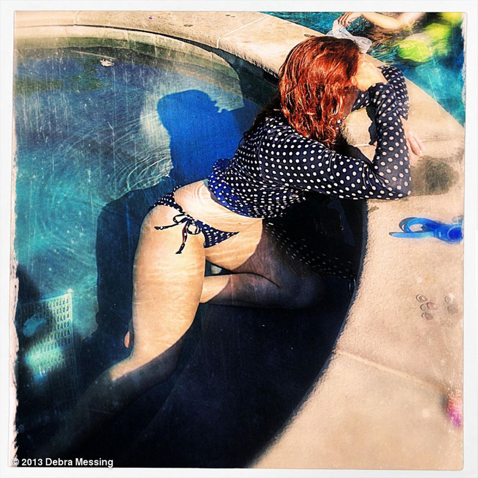 Multitasking à la Debra Messing: Die Schauspielerin sitzt im Pool und beobachtet gleichzeitig ihren Sohn im anderen Schwimmbecken. Das Foto davon twittert sie allerdings erst danach. Multitasking à la Debra Messing: Die Schauspielerin sitzt im Pool und beobachtet gleichzeitig ihren Sohn im anderen Schwimmbecken. Das Foto davon twittert sie allerdings erst danach.