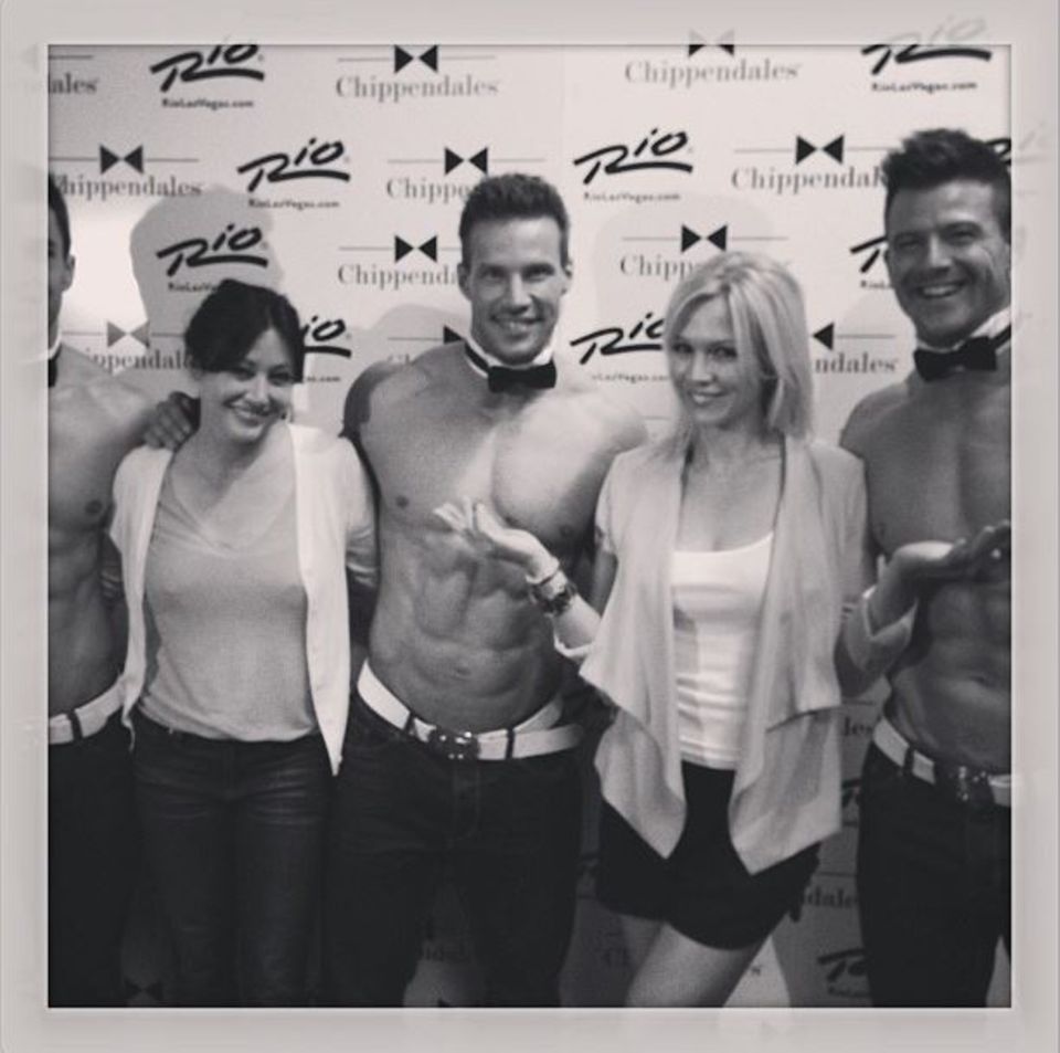 Jennie Garth und Shannen Doherty sind extra nach Las Vegas gekommen, um ihren Ex-"Beverly Hills, 90210"-Kollegen Ian Ziering mit den Chippendales strippen zu sehen. Ein Foto machen sie dann aber offensichtlich doch lieber mit einem anderen männlichen Ausziehmodel. Jennie Garth und Shannen Doherty sind extra nach Las Vegas gekommen, um ihren Ex-"Beverly Hills, 90210"-Kollegen Ian Ziering mit den Chippendales strippen zu sehen. Ein Foto machen sie dann aber offensichtlich doch lieber mit einem anderen männlichen Ausziehmodel.