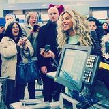 Dezember 2013  Da staunten Kunden der amerikanischen Ladenkette "Walmart" sicher nicht schlecht: Sängerin Beyoncé schaute in einer Filiale in Massachusetts vorbei und teilte Einkaufsgutscheine aus.