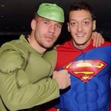 Dezember 2013  Was ist wohl besinnlicher als zur Weihnachtsfeier in ein "Hulk"- oder "Superman"-Kostüm zu schlüpfen? Das denken sich auch Lukas Podolski und Mesut Özil und treffen sich so zum Abendessen mit ihren Teamkollegen des FC Arsenal.