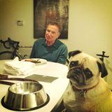 Wie der Hund so das Herrchen: Robin Williams isst mit seinem Hund Leonard zu Abend.