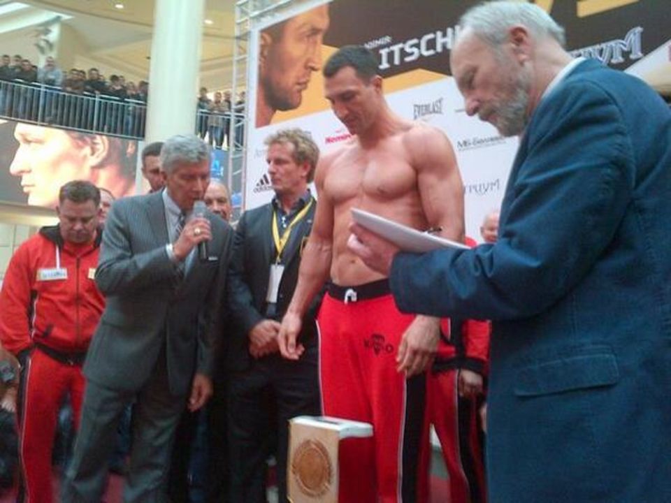 Oktober 2013  Das offizielle Wiegen vor dem Kampf: Wladimir Klitschko steigt in Moskau gegen den Russen Alexander Povetkin in den Ring. Michalel Buffer ist vor Ort, um Klitsckos Gewicht von 109,6 Kilogramm zu verkünden.