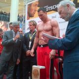 Oktober 2013  Das offizielle Wiegen vor dem Kampf: Wladimir Klitschko steigt in Moskau gegen den Russen Alexander Povetkin in den Ring. Michalel Buffer ist vor Ort, um Klitsckos Gewicht von 109,6 Kilogramm zu verkünden.