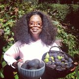 September 2013  Stolz präsentiert Oprah Winfrey ihre selbst geernteten Feigen und Avocados.