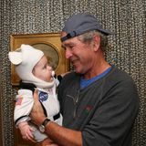 Oktober 2013  Ex-Präsident George W. Bush ist ganz verzückt über das Astronautenkostüm seiner Enkelin Margaret.