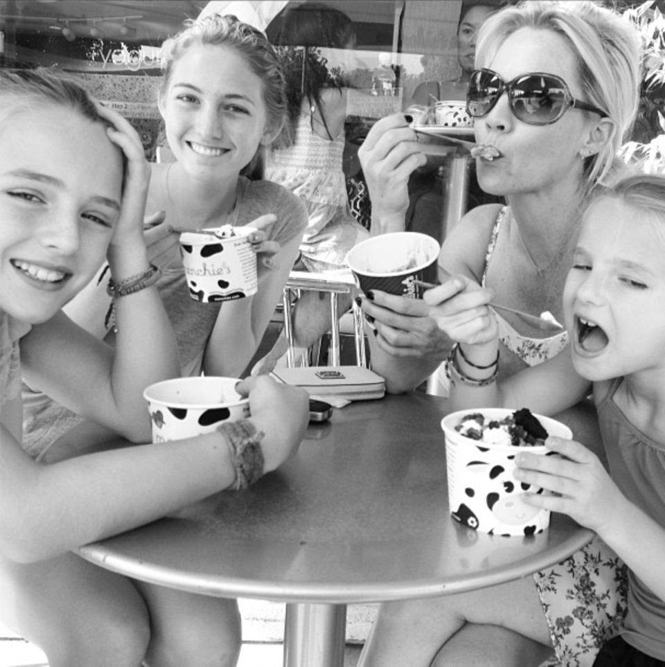 September 2013 Zum Abschluss der Sommerferien gibt Jennie Garth ihren drei Töchtern Luca, Lola und Fiona noch ein Eis aus. September 2013 Zum Abschluss der Sommerferien gibt Jennie Garth ihren drei Töchtern Luca, Lola und Fiona noch ein Eis aus.