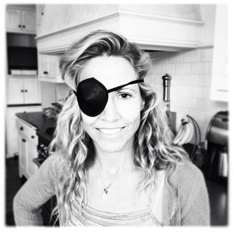 Sheryl Crow hat mit ihren Kindern Tennis gespielt - dabei herausgekommen ist ein blaues Auge, das die Sängerin unter einer Augenklappe versteckt. Sheryl Crow hat mit ihren Kindern Tennis gespielt - dabei herausgekommen ist ein blaues Auge, das die Sängerin unter einer Augenklappe versteckt.