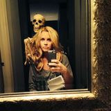Oktober 2013  Jenny McCarthy macht Bekanntschaft mit einem Skelett in ihrem Badezimmer.
