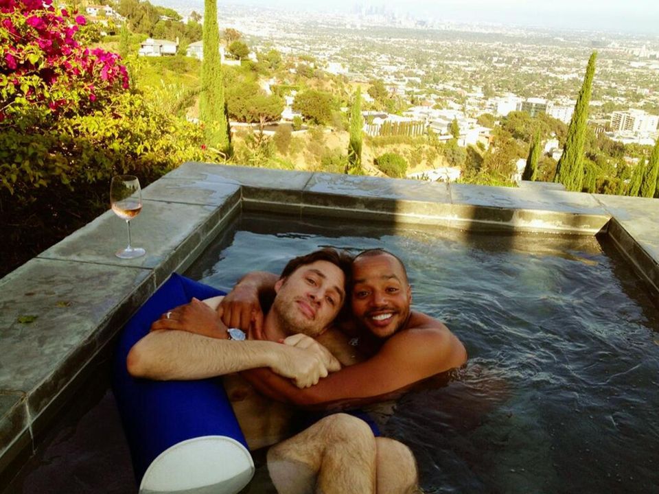 "Fröhlicher 5. Juli, total heterosexueller Pool-Kuschel-Tag", scherzt Zach Braff über dieses Bild mit Donald Faison. "Fröhlicher 5. Juli, total heterosexueller Pool-Kuschel-Tag", scherzt Zach Braff über dieses Bild mit Donald Faison.