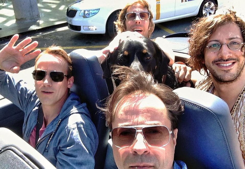 "Der Albtraum aller Schwiegermütter - wieder vereint... (Es geht nichts über geräumige Sportwagen.)", kommentiert Jan Josef Liefers dieses Foto, das ihn mit seinen Kollegen Wotan Wilke Möhring, Oliver Korittke und Fahri Yardim zeigt. Die vier drehen gemeinsam den Film "Da muss Mann durch", die Fortsetzung der Komödie "Mann tut was Mann kann". "Der Albtraum aller Schwiegermütter - wieder vereint... (Es geht nichts über geräumige Sportwagen.)", kommentiert Jan Josef Liefers dieses Foto, das ihn mit seinen Kollegen Wotan Wilke Möhring, Oliver Korittke und Fahri Yardim zeigt. Die vier drehen gemeinsam den Film "Da muss Mann durch", die Fortsetzung der Komödie "Mann tut was Mann kann".