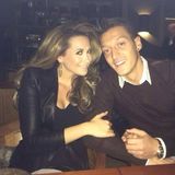 November 2013  Mandy Capristo und Mesut Özil stellen sich auf Facebook als "Mrs. and Mr. Ozisto" vor.