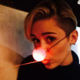 Dezember 2013  Miley Cyrus sendet als "Rudolph mit der roten Nase" weihnachtliche Grüße.