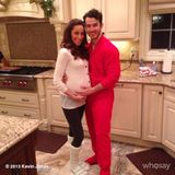 Dezember 2013  Kevin JOnas und seine schwangere Frau Danielle stimmen sich schon mal auf die Festtage ein. In Onesie und dicken Hausschuhen machen sie es sich gemütlich.