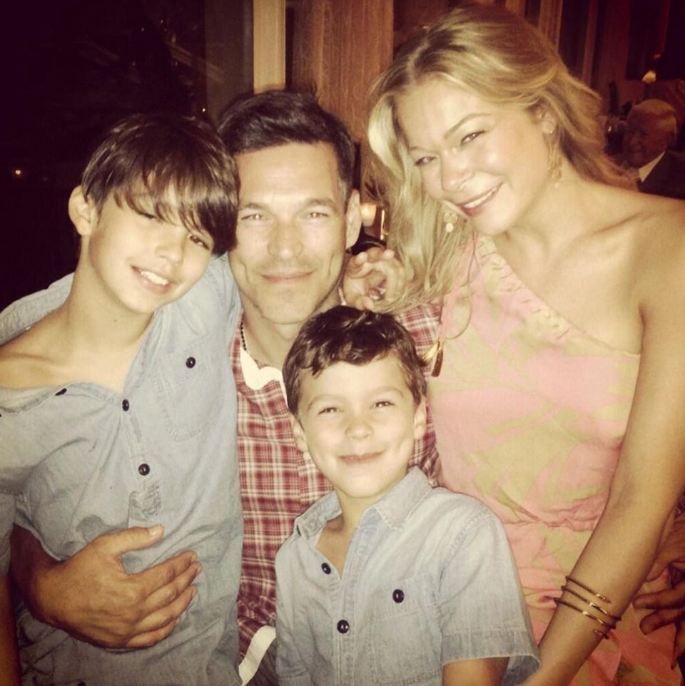LeAnn Rimes zeigt sich innig mit Ehemann Eddie Cibrian und seinen Kindern Jake und Mason. LeAnn Rimes zeigt sich innig mit Ehemann Eddie Cibrian und seinen Kindern Jake und Mason.