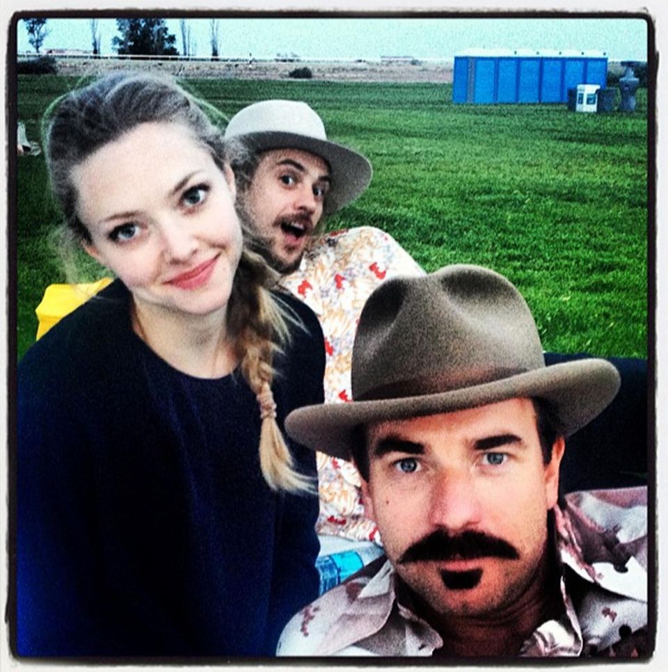 Gemeinsam mit Amanda Seyfried und Boyd Holbrook sitzt Ewan McGregor auf einer Wiese in Santa Fe und lauscht einem Konzert von Folksängerin Emmylou Harris. "Was für ein schöner Abend", kommentiert der Schauspieler bei Instagram. Gemeinsam mit Amanda Seyfried und Boyd Holbrook sitzt Ewan McGregor auf einer Wiese in Santa Fe und lauscht einem Konzert von Folksängerin Emmylou Harris. "Was für ein schöner Abend", kommentiert der Schauspieler bei Instagram.