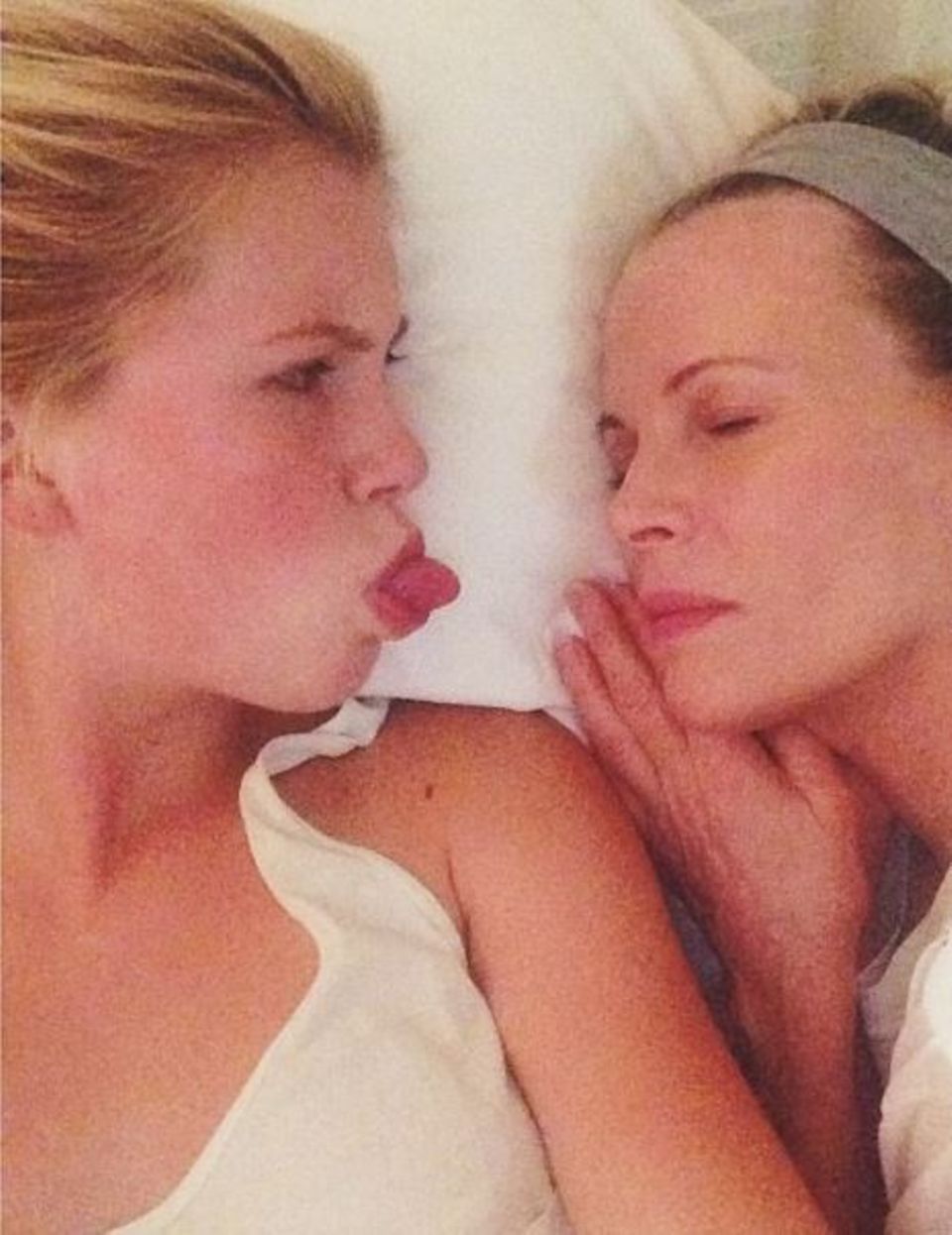Ireland Baldwin zeigt uns auf Instagram ein Bild mit ihrer Mutter Kim Basinger. Ireland Baldwin zeigt uns auf Instagram ein Bild mit ihrer Mutter Kim Basinger.