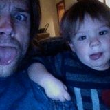 November 2013  "Supernatural"-Star Jared Padalecki albert mit seinem Sohn Thomas herum.